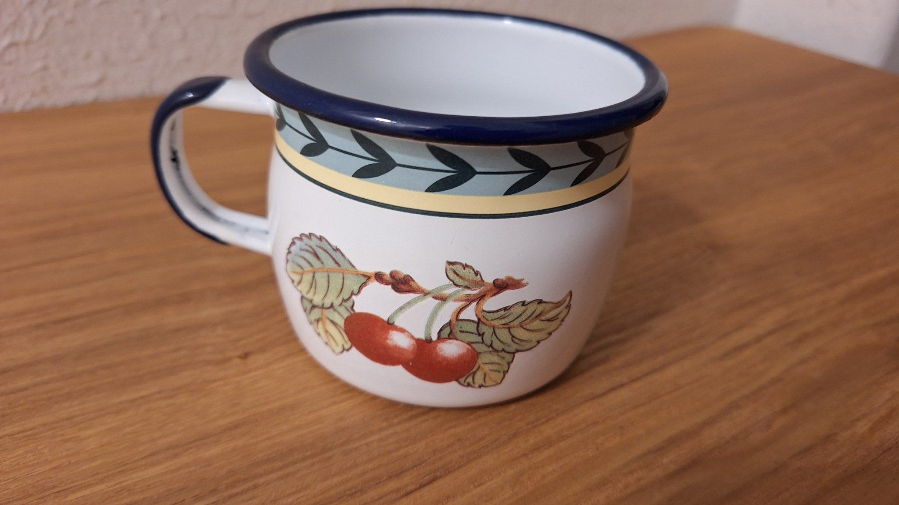 Villeroy & Boch Tazze: Email Tasse, mit Kirsch " Villeroy & Boch," Gartentasse – Usato da Arlesheim venduto da shopradl 1