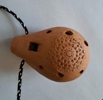 Ungarische Birnenflöte aus Ton (Okarina, Körtemuzsika)