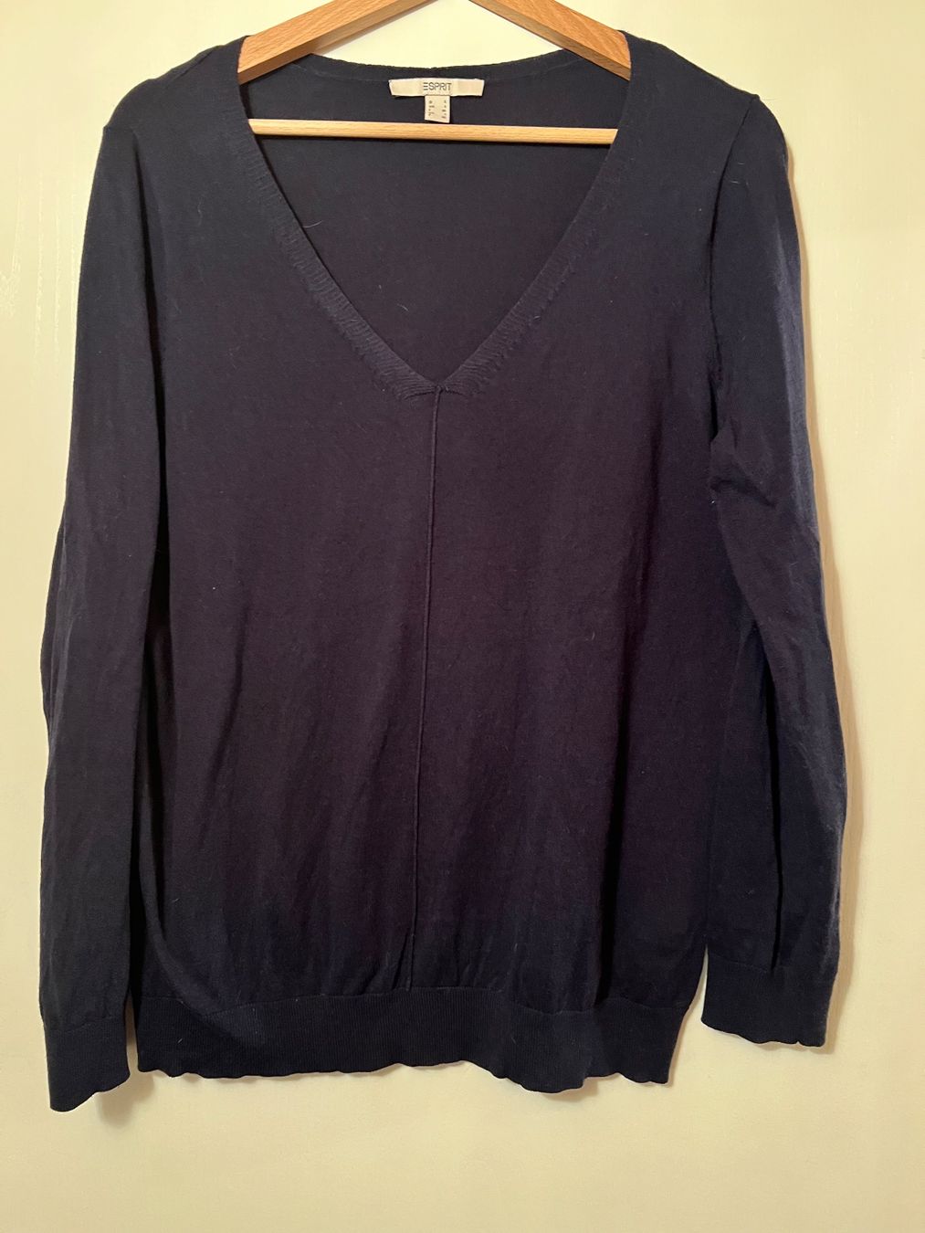 Esprit Maglioni & Felpe: Esprit Pullover dunkelblau V-Ausschnitt Grösse L gebraucht – Usato da Ruggell venduto da Malbuntiger01 1