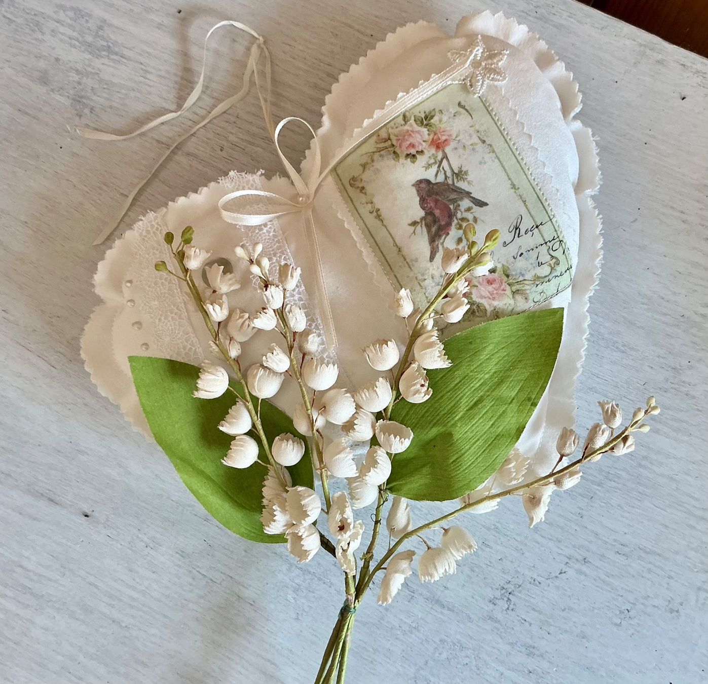 Tutte le decorazioni: ANTIKES STRÄUSSCHEN MAIGLÖCKCHEN – Usato da Zell LU venduto da Silvermemory 2