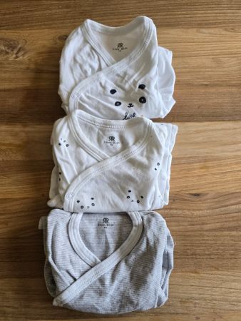 Lot de 3 bodys manches courtes taille 60-62🐼