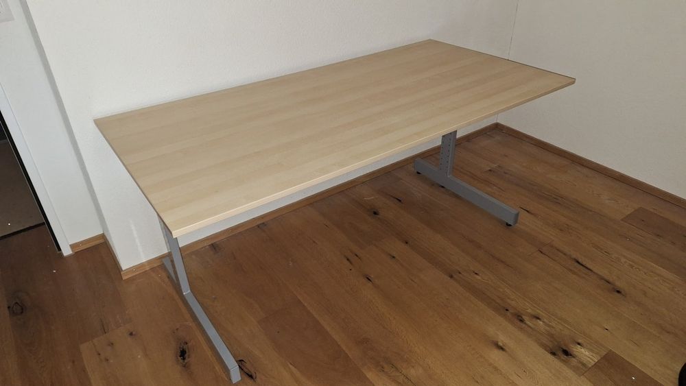 Scrivanie: Bürotisch, helles Holz – Usato da Cham venduto da Mosi15