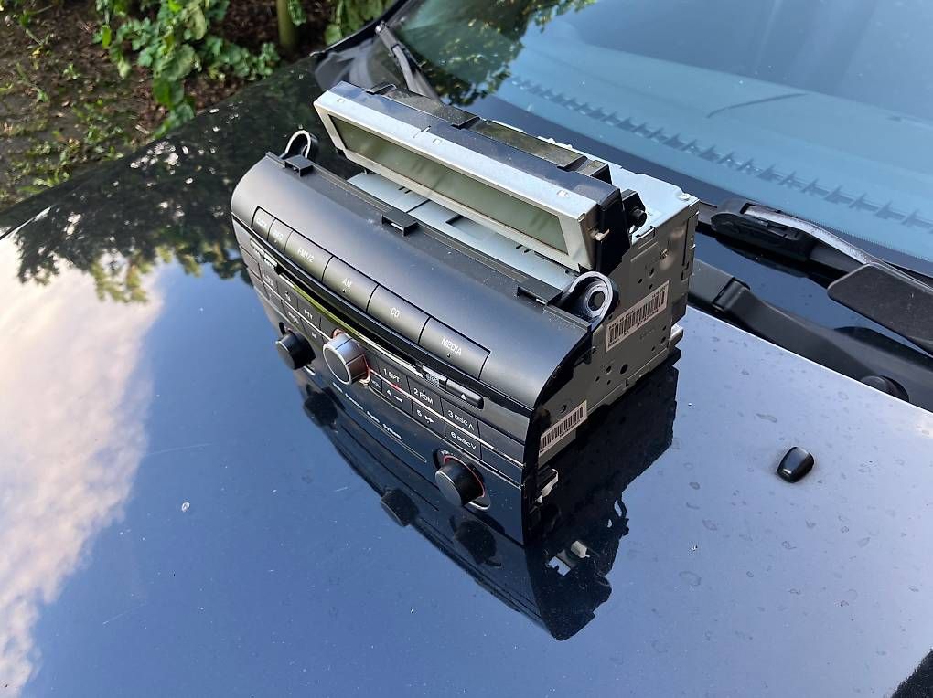 Tutti pezzi di ricambio auto: Autoradio/Bordcomputer: Mazda 3 (2003-2009) – Usato da Niederteufen venduto da F.J.big 2