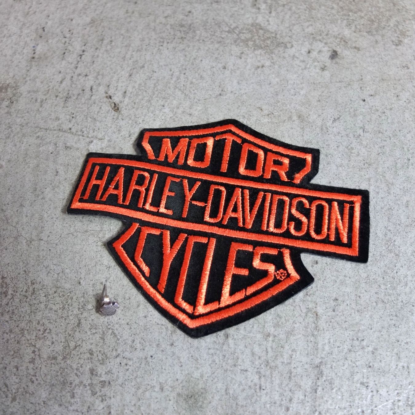 Harley-Davidson Toppe: Harley-Davidson Set: Patch und Pin (Silber) – Usato da Basel venduto da Brocki-auf-dem-Wolf 5