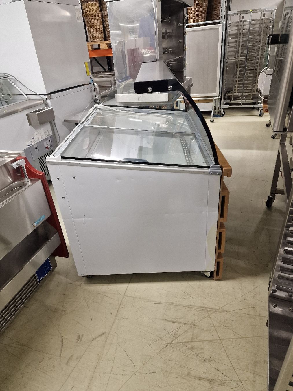 Allestimento di negozi e stand fieristici: Gelateria vitrine – Usato da Niederwangen BE venduto da HasGastrobedarf 1