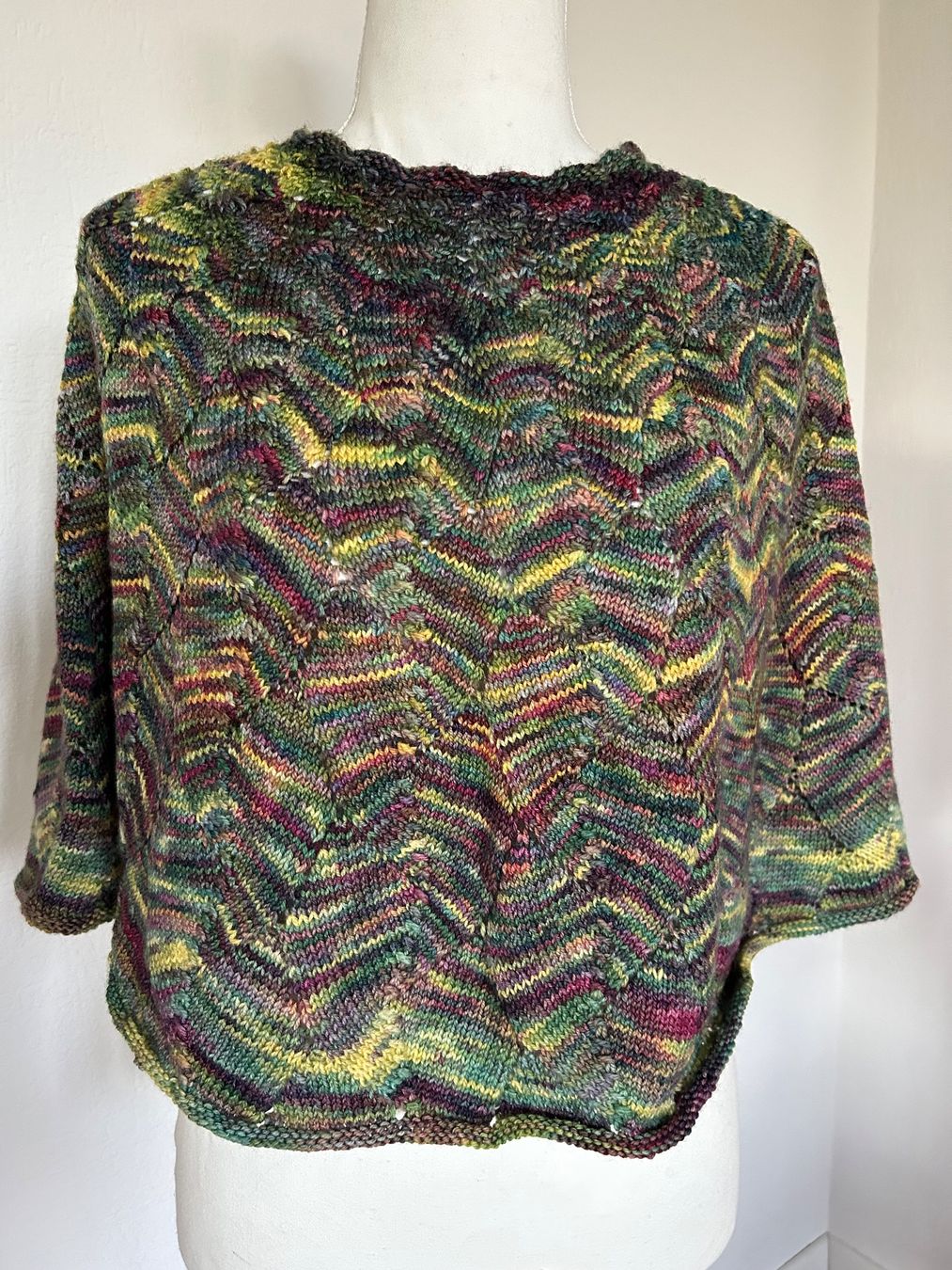 Sonstige Damenmode: Sommercape - von Hand gestrickt - Unikat – Neu und originalverpackt aus Riniken von KreativImKopf