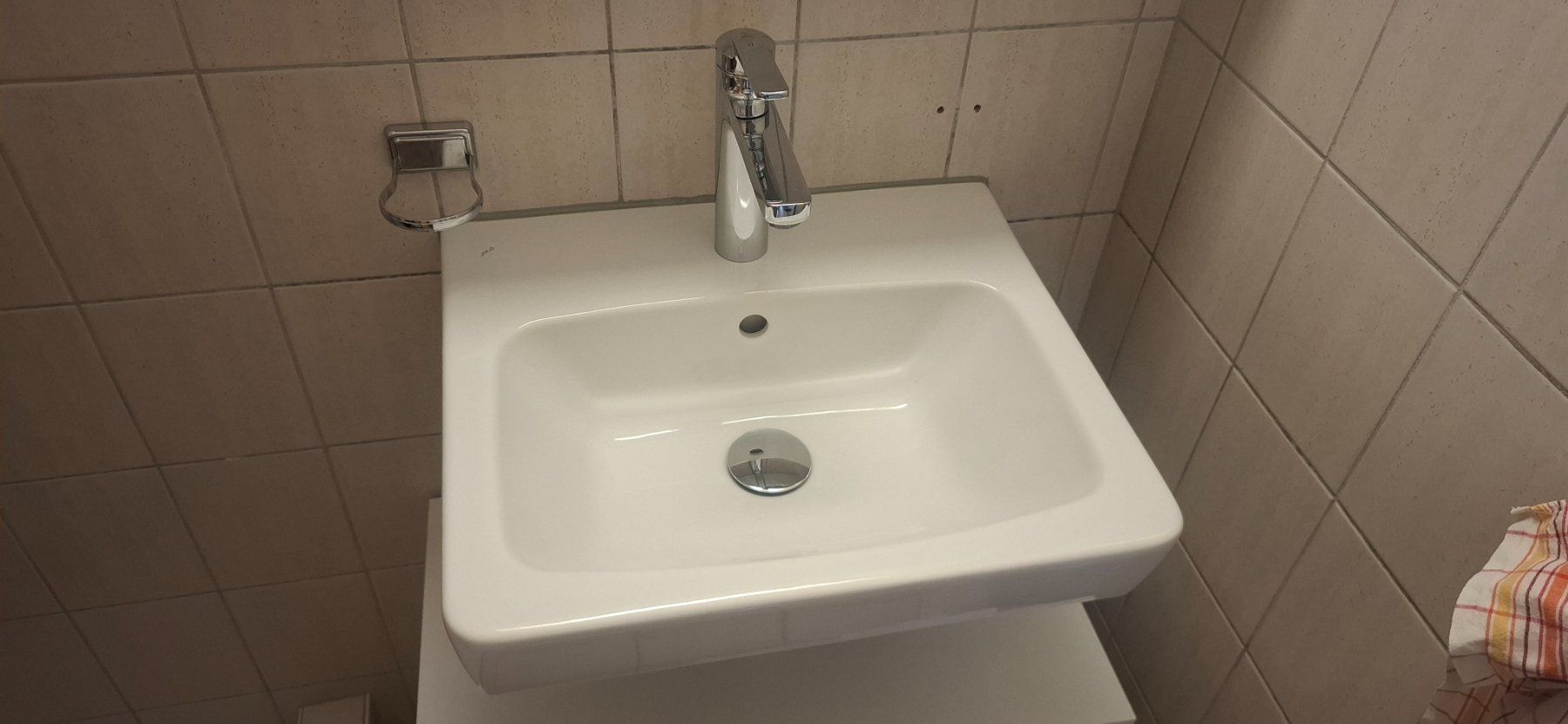 Kwc Lavabi & lavandini: Waschbecken mit KWC mischer – Usato da Rorbas venduto da Fugsuzo