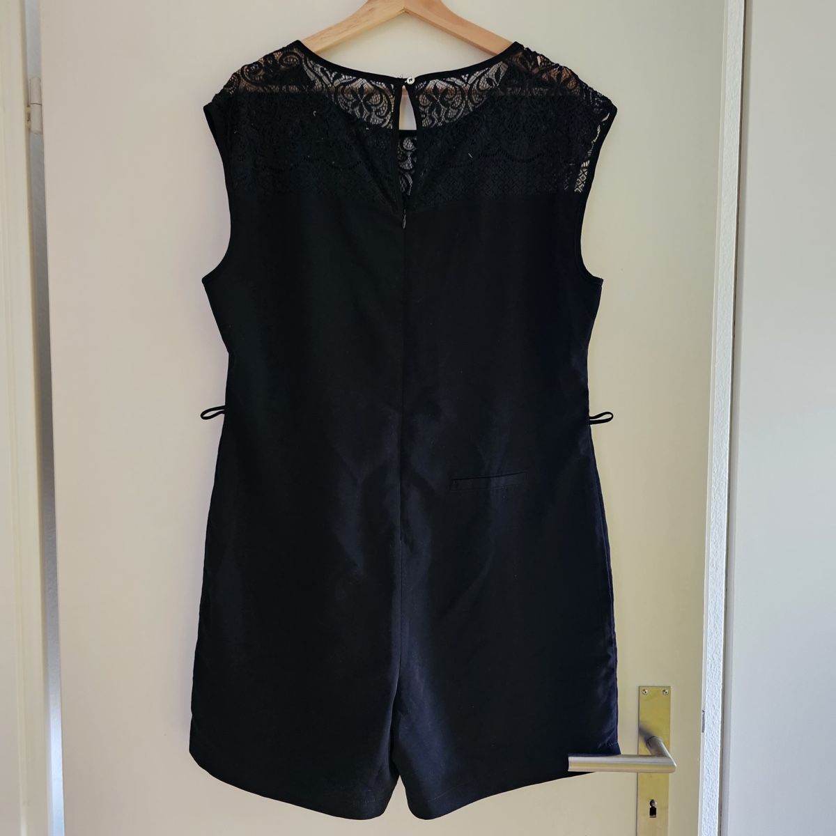 Tute: Schwarzer Jumpsuit mit Spitze – Usato da Luzern venduto da sop_5d7x 1
