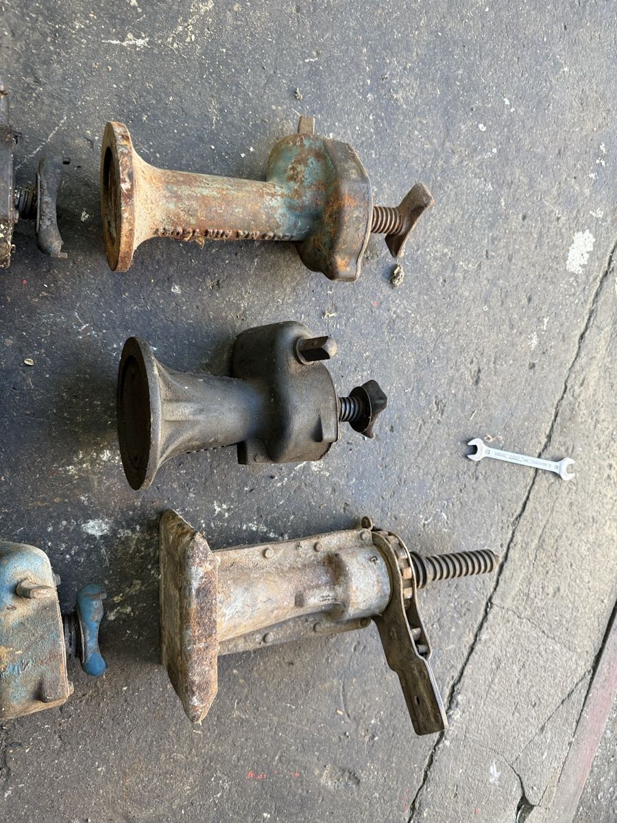 Tutti pezzi di ricambio auto: Oldtimer Wagenheber  – Usato da Bennwil venduto da Ford5600t 1