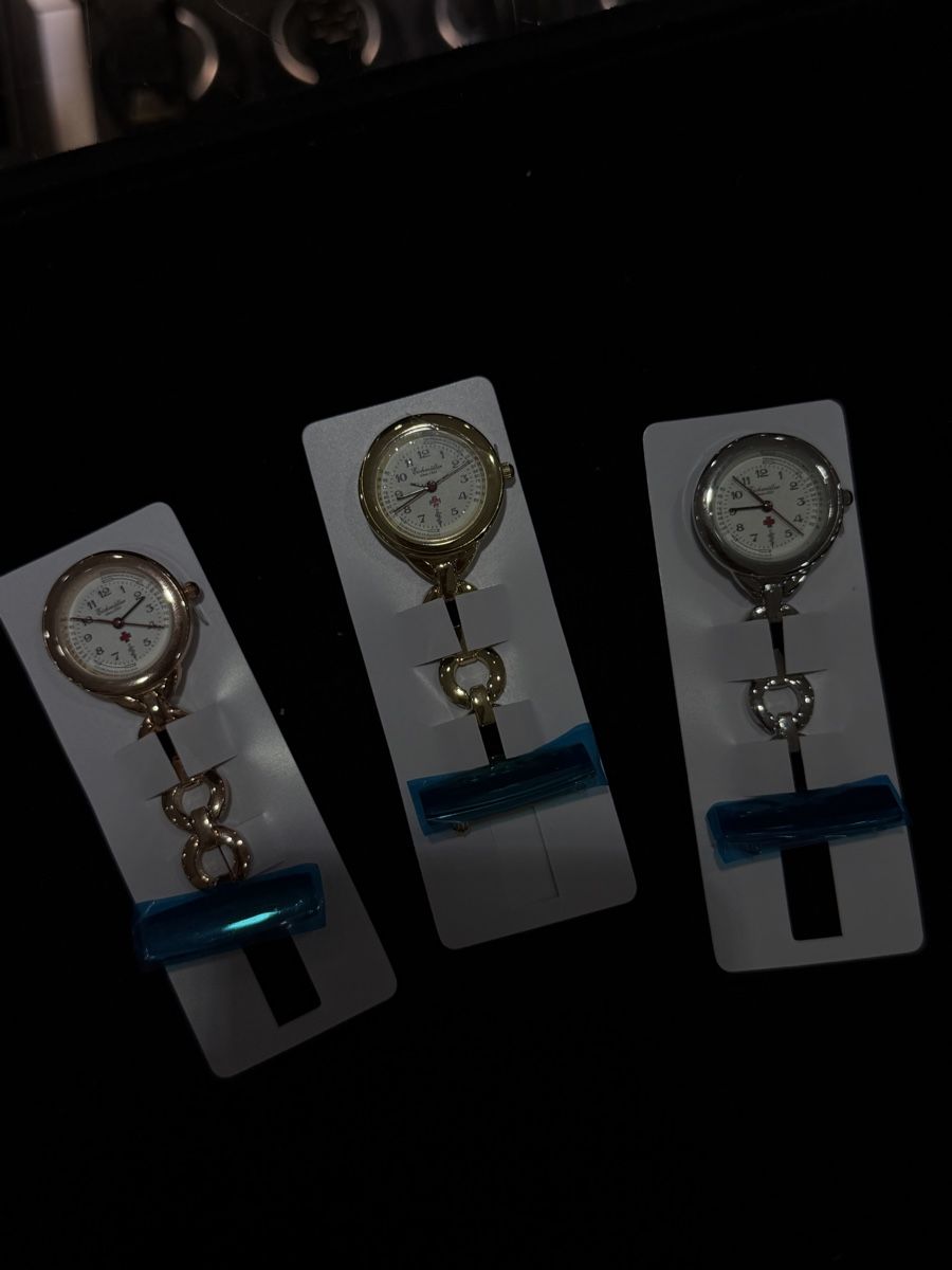 Sonstiges Uhren Zubehör: Krankenschwester Uhr mir Nadel – Neu und originalverpackt aus Luzern von luzerngoldhaus