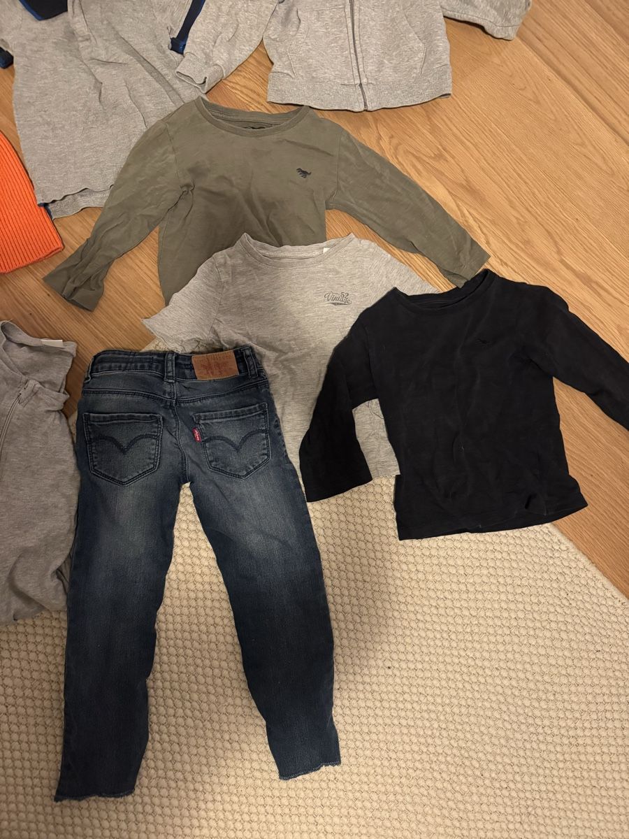 Levi's Lotti & Set di vestiti: Winter-Kleiderpaket 92/98, 18 Teile – Usato da Zürich venduto da car_zzr5 2