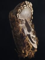 Afrikanische Stammesmaske aus Holz mit Kauri-Muscheln