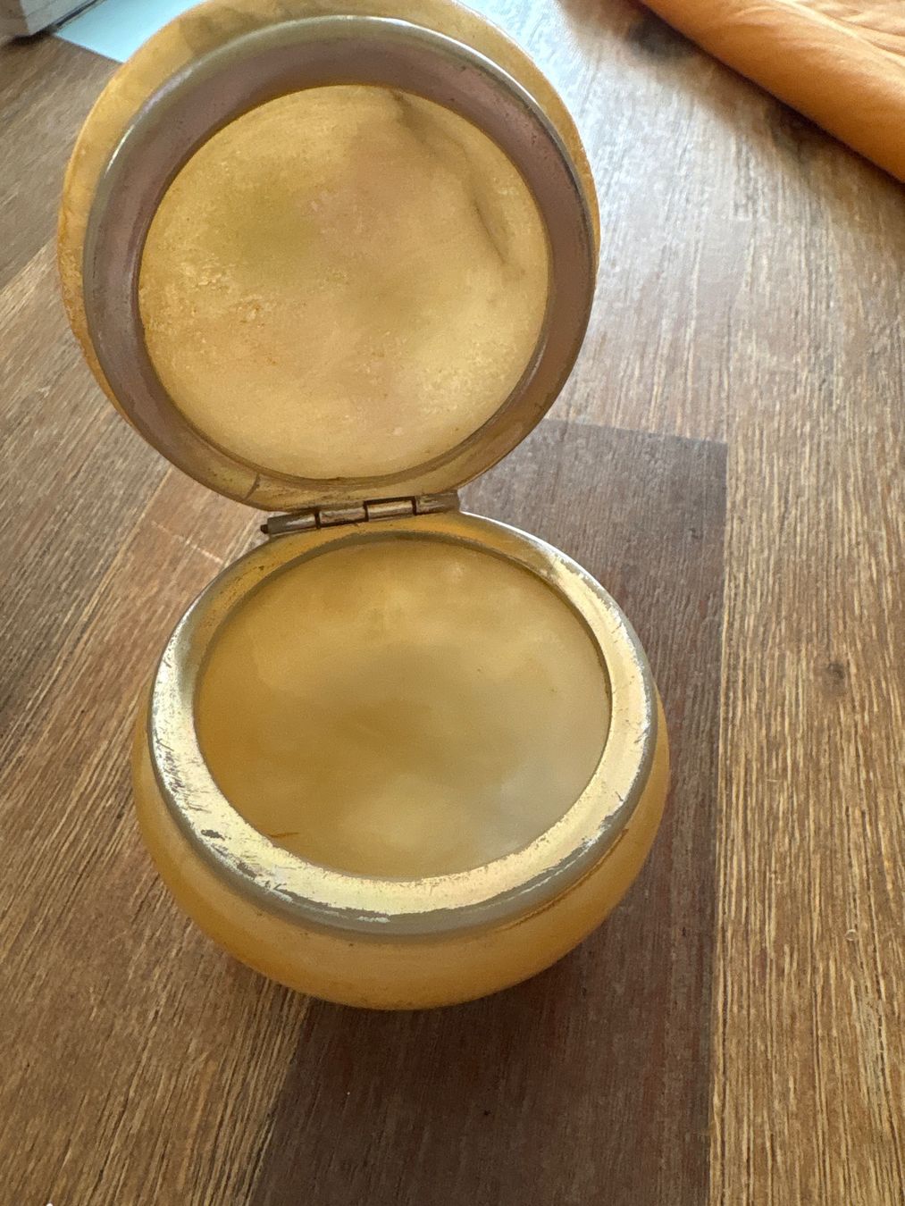 Coupes: Dose mit Blumenmotiv hellgelb – D'occasion à Schübelbach par S1CH 1