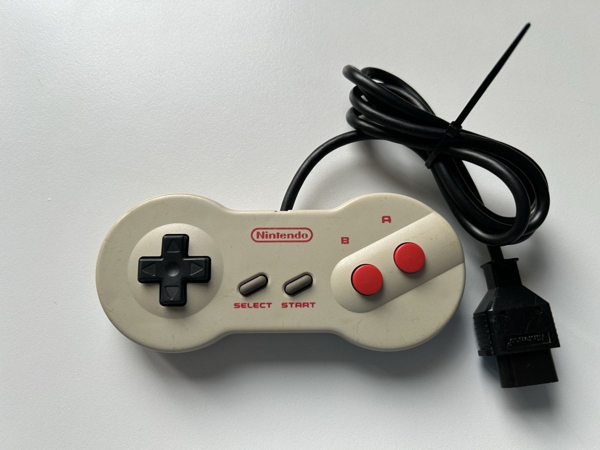 Nintendo Konsolen: Nintendo Famicom AV NES Controller – Gebraucht aus Belp von
