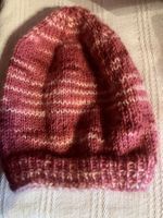 Handgestricktes Häubchen für Neugeborenes. 0 -