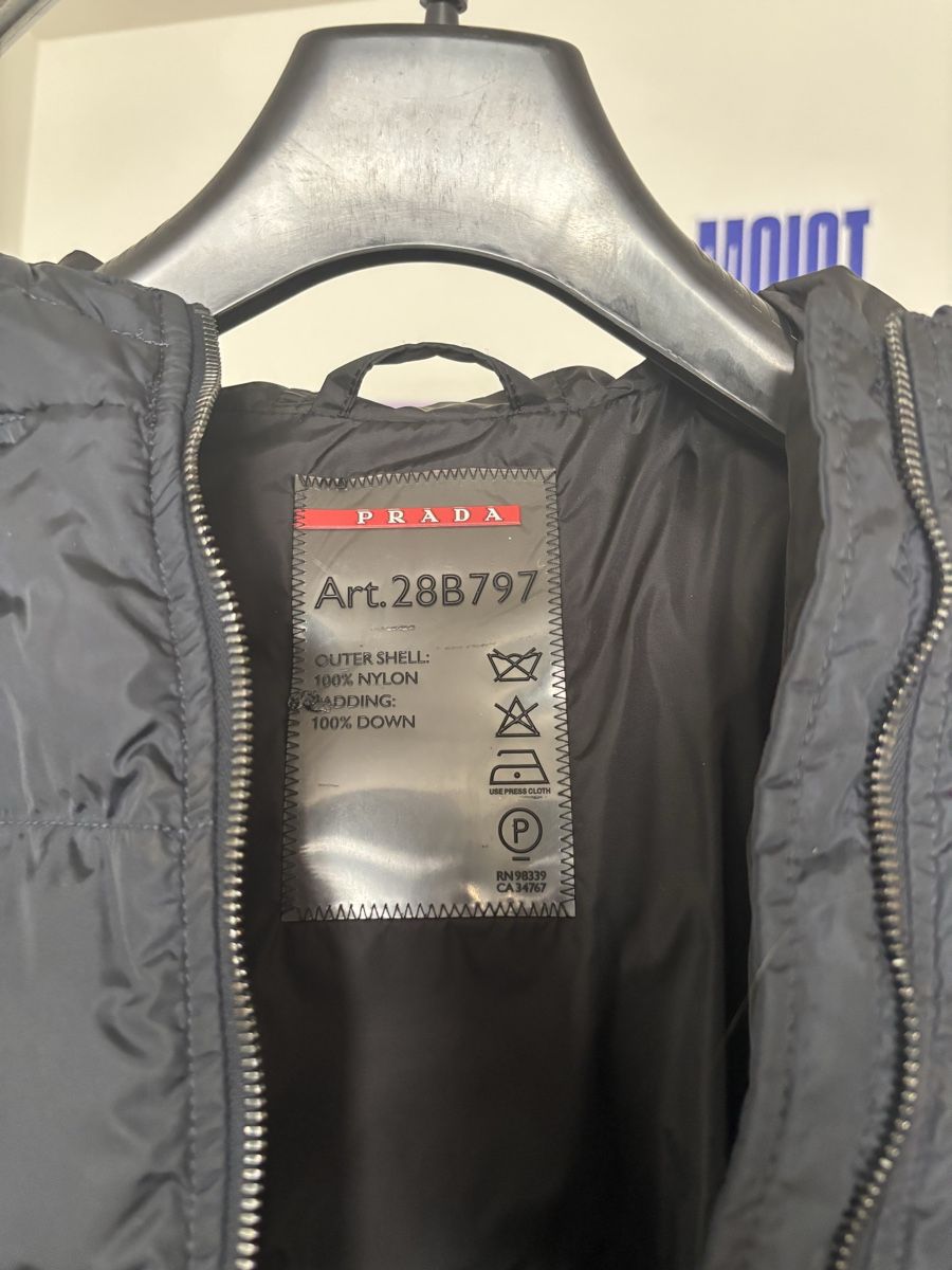 Prada Giacche: Prada Winterjacke schwarz mit Kapuze – Usato da Zürich venduto da Viviennedora 2