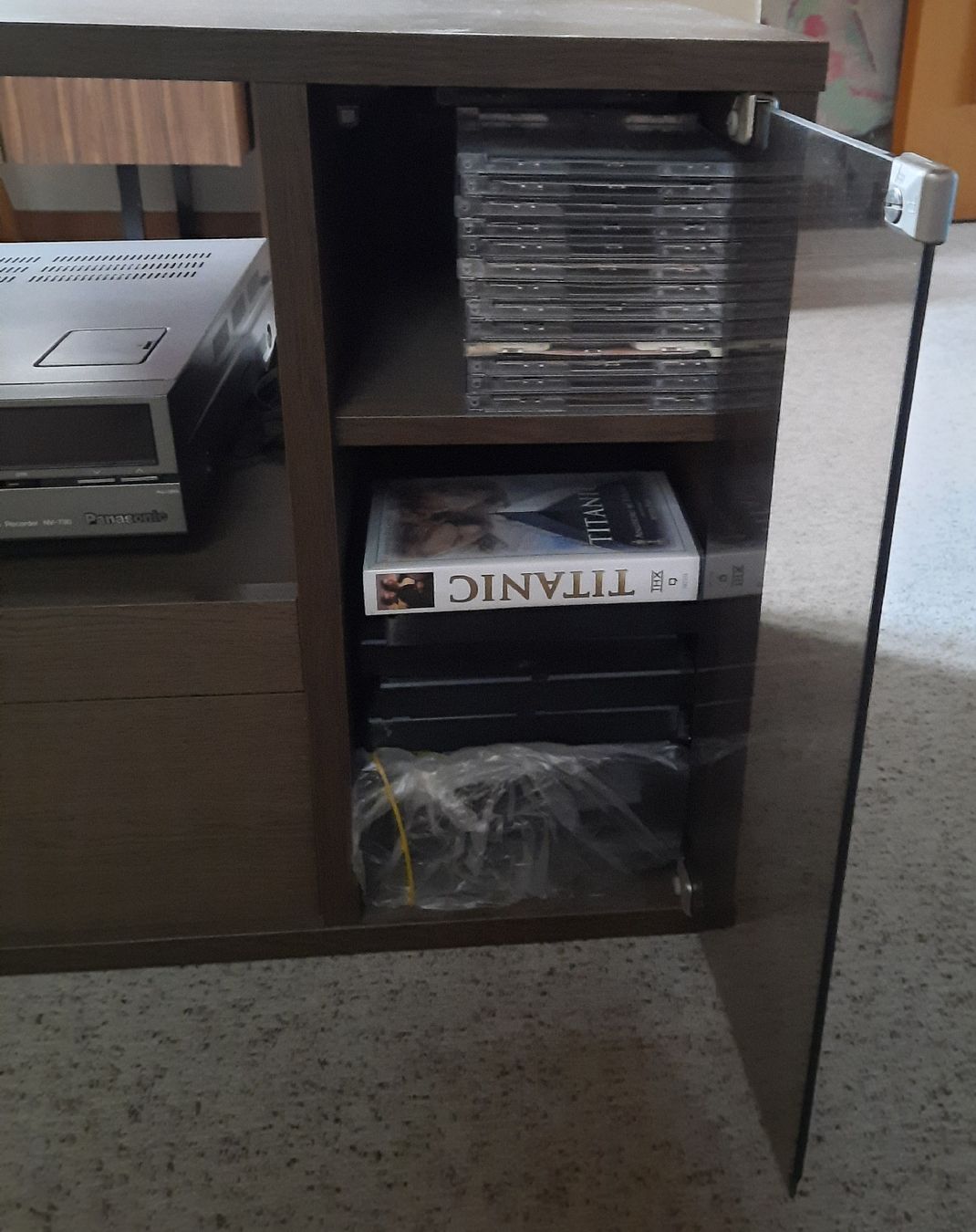 Mobili TV: Massives Fernsehmöbel – Usato da Derendingen venduto da Susu63