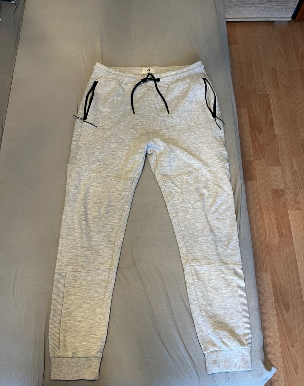 Pantalons: Jogging – Neuf (Voir description) à Bure par flo_g9nx