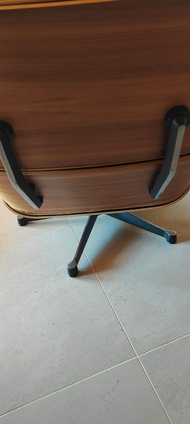 Eames Poltrone: Fauteuil et ottoman reproduction de Charles Eames – Usato da Le Vaud venduto da bon_g67m 1