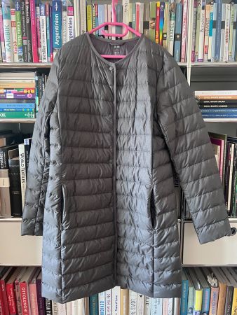 Grauer Daunenmantel von Uniqlo, Gr. M