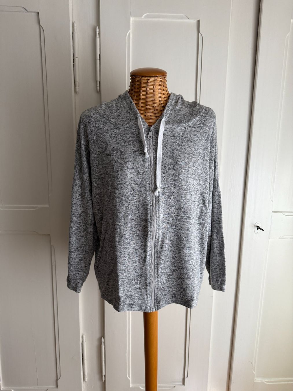 Giacche: TEZENIS - Sweatjacke grau meliert oversized S – Usato da Zürich venduto da Diazaio