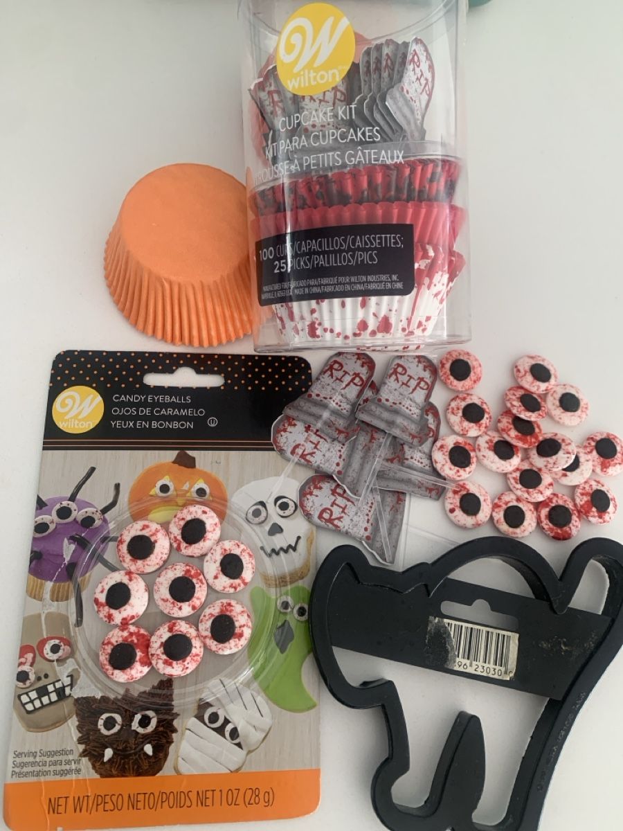 Alle Dekorationen: Wilton Halloween Cupcake Kit Candy Eyeballs, Cookie Cutter – Neu und originalverpackt aus Immensee von vgitter