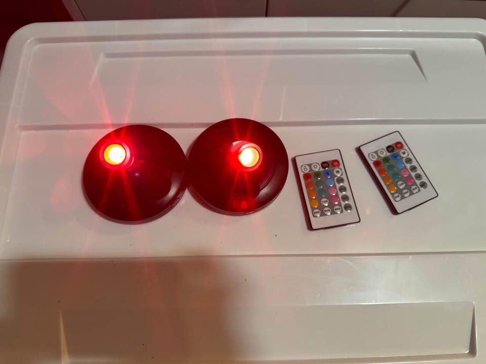 Lampade: 2 spots LED RGB sans fil avec télécommande, noirs – Nuovo (secondo la descrizione) da Vevey venduto da diogodasilva_ 1
