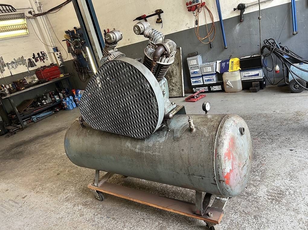 Compressori: Luft Kompressor ca. 300lt – Usato da Haldenstein venduto da albert94 2