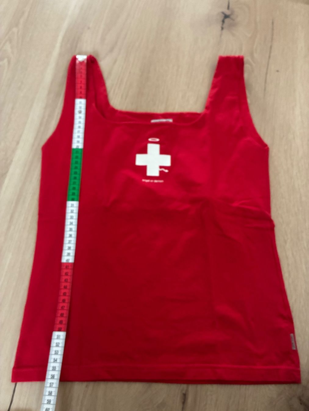 Top: rotes Top mit Schweizer Kreuz Grösse XL – Usato da Winikon venduto da winikon