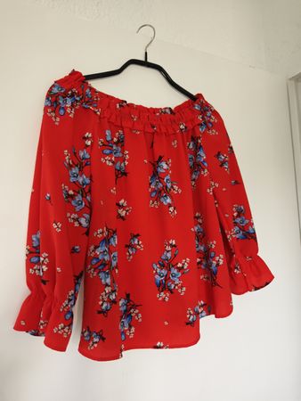 Damen Bluse rot Blumenmuster schulterfrei, guter Zustand