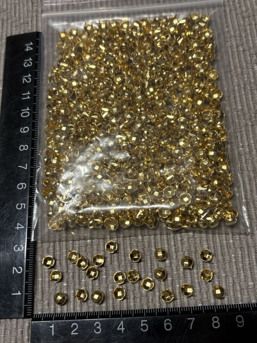 Perle (finte): Nieten gold farbig 70 gramm – Nuovo (secondo la descrizione) da Rümlang venduto da SchumBru10