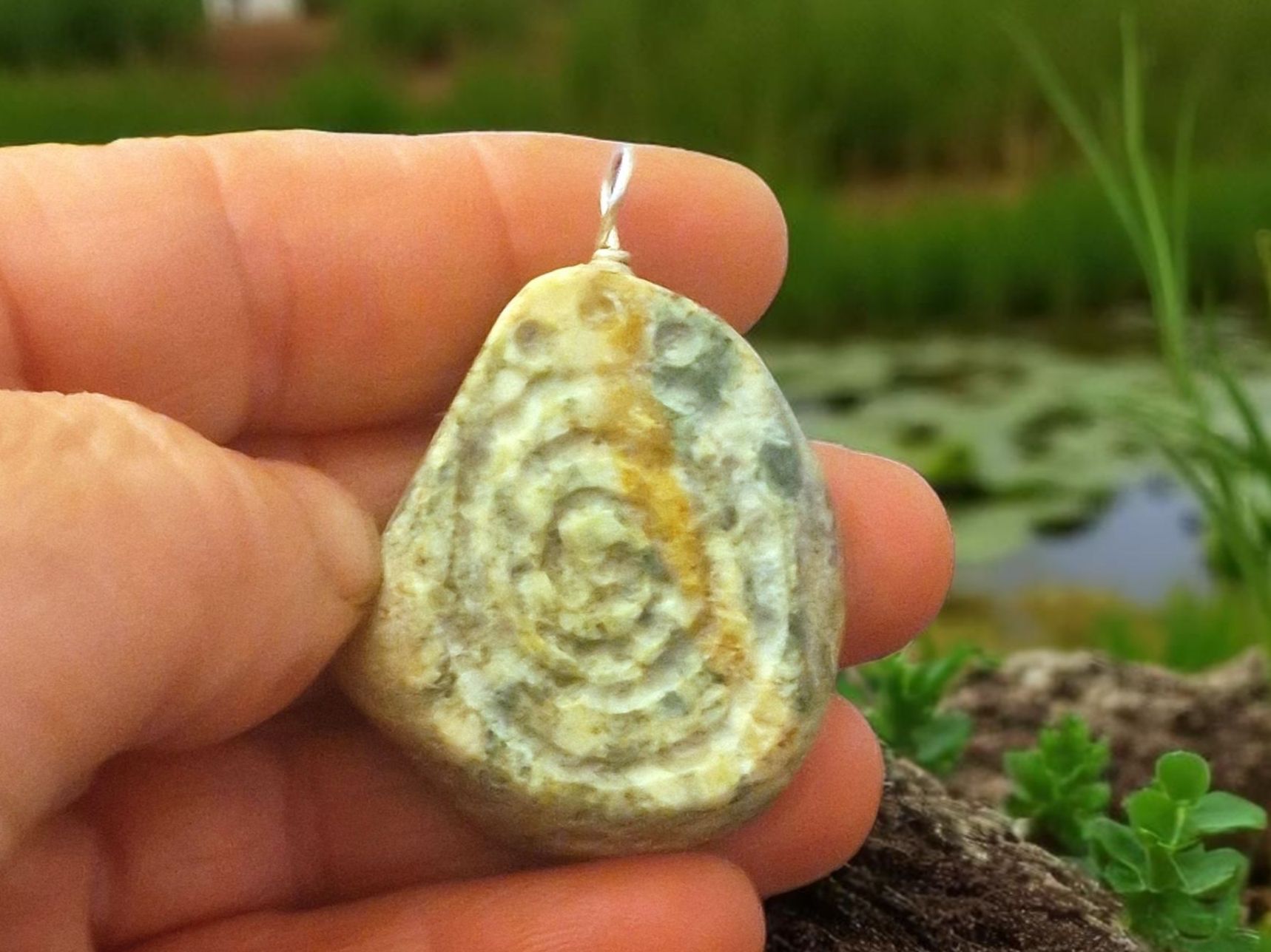 Ciondoli: Anhänger Allalin-Gabbro mit gravierter Spirale – Nuovo e nell'imballaggio originale da Aarau venduto da Schmuckhoehle_MD 1