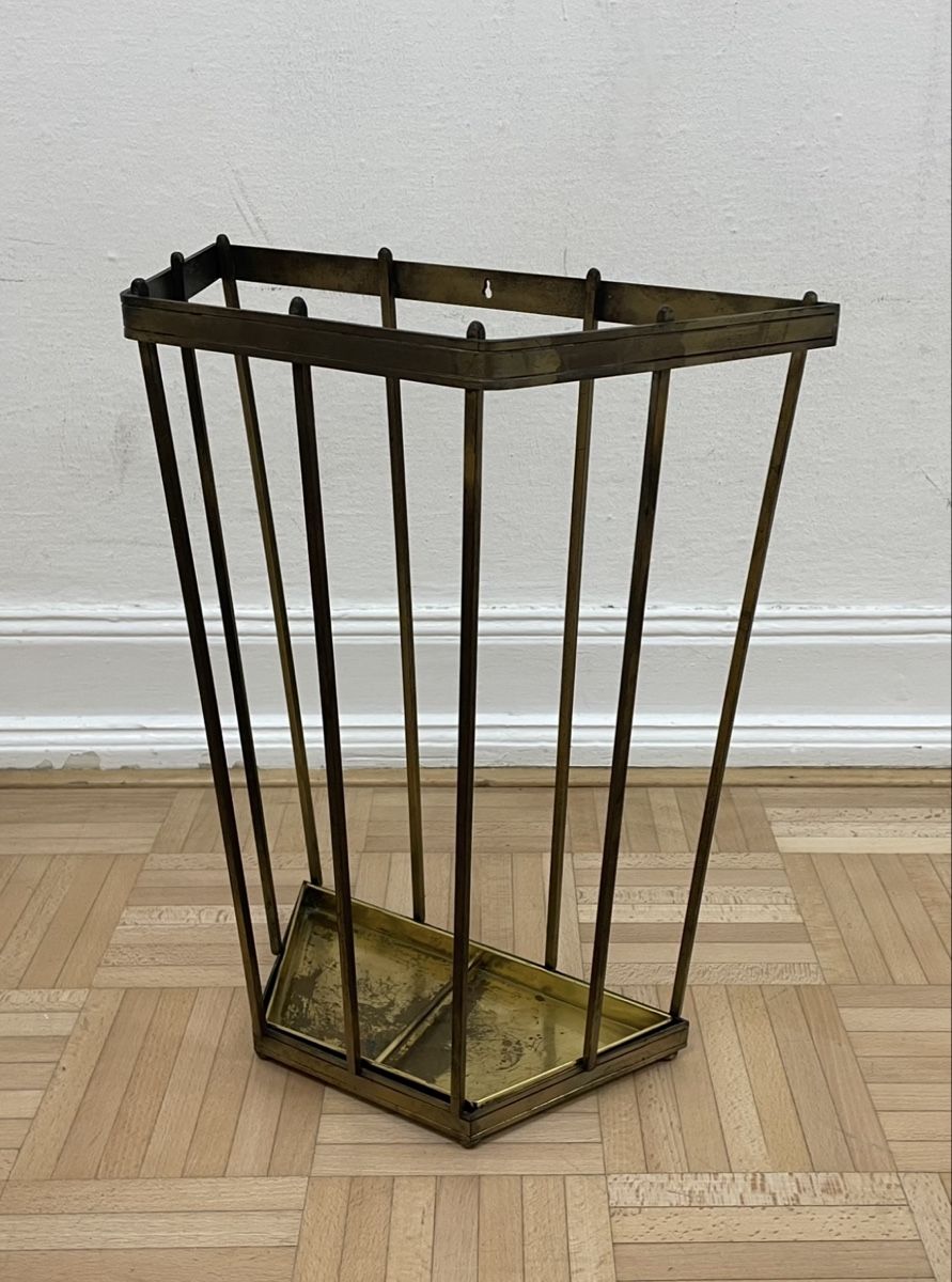 Sonstige Büroeinrichtungen: Schlichter Art Deco Messing Schirmständer Wandschirmständer – Gebraucht aus Zürich von Vintagewiesel 3