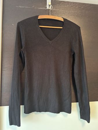 Schwarzer Pullover gerippt, Grösse M, Top Zustand!