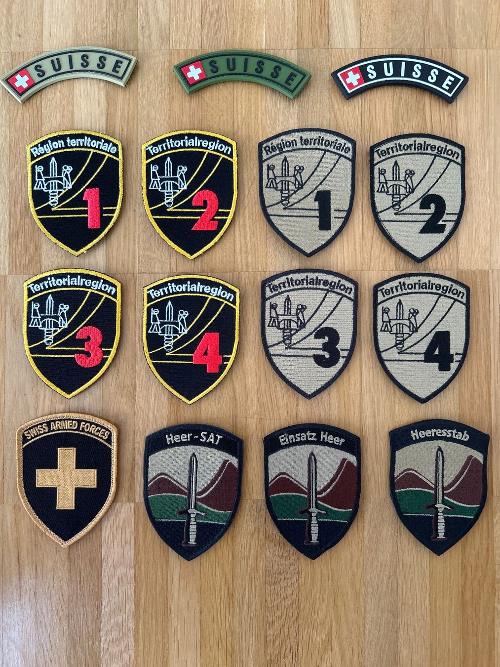 Schweizer Armee Toppe: Lot Patches Schweizer Armee – Usato da Hausen am Albis venduto da MACV62