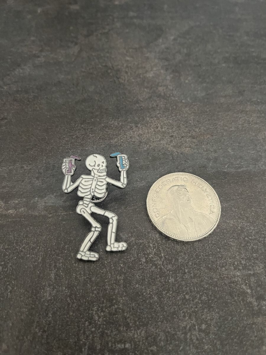 Plaketten & Abzeichen: dancing skeleton Pin – Gebraucht aus Biel/Bienne von bas_c8yf 1