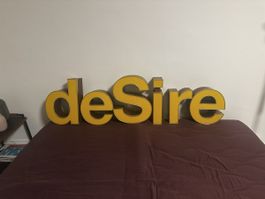 Alte Leuchtreklamebuchstaben „deSire“ mit LED