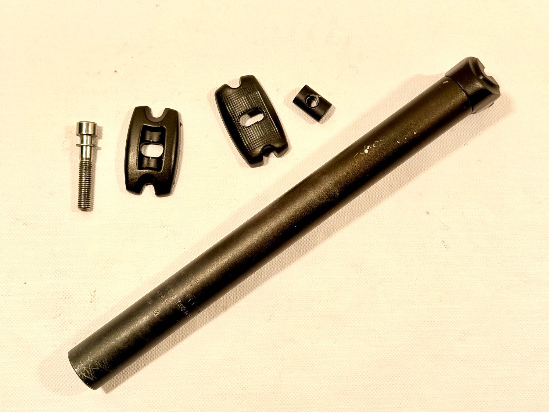 Pezzi di ricambio: UNKNOWN Sattelstütze Schwarz 27.2 mm / 2602 – Usato da Luzern venduto da bikeandbeltcom 2