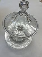 Schale mit Deckel auf Presentoir
