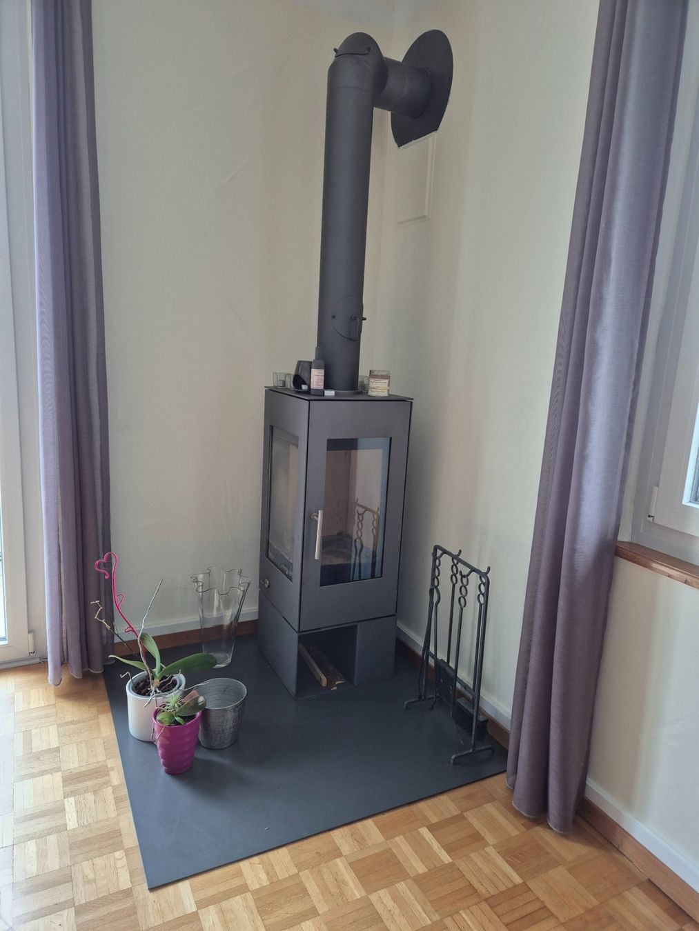 Stufe caminetto: Cheminée design moderne avec vitre – Usato da Chardonne venduto da Flyingpigs