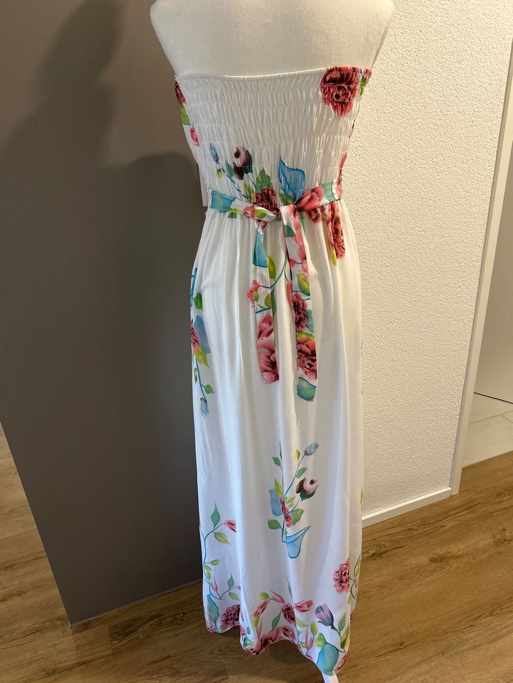 Kleider: Maxikleid weiss mit Blumenmuster Schulterfrei Einheisgrösse – Gebraucht aus Brunnen von Nala2929 6