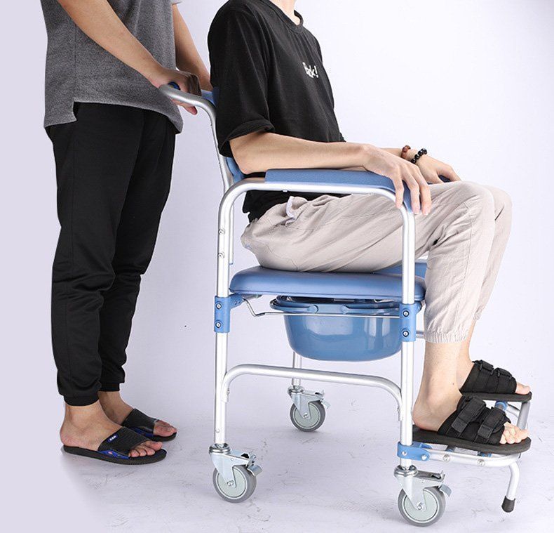 Gehhilfen: Déambulateur Chaise Alu percée toilette douche – Neu und originalverpackt aus Morges von M-Store
