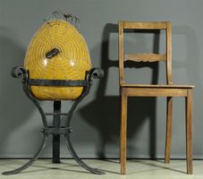 Kunstobjekt XL Keramik-Ei mit Spinne auf Eisenständer 86cm