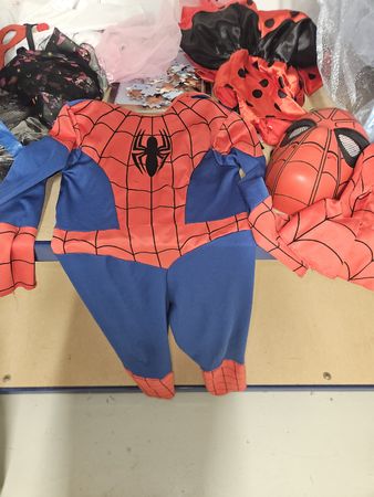 Spiderman Kostüm inkl.2 Masken Gr.122/128 ab 1.- Fr