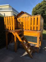 Spielhaus aus Holz mit Terrasse und Unterbau gebraucht