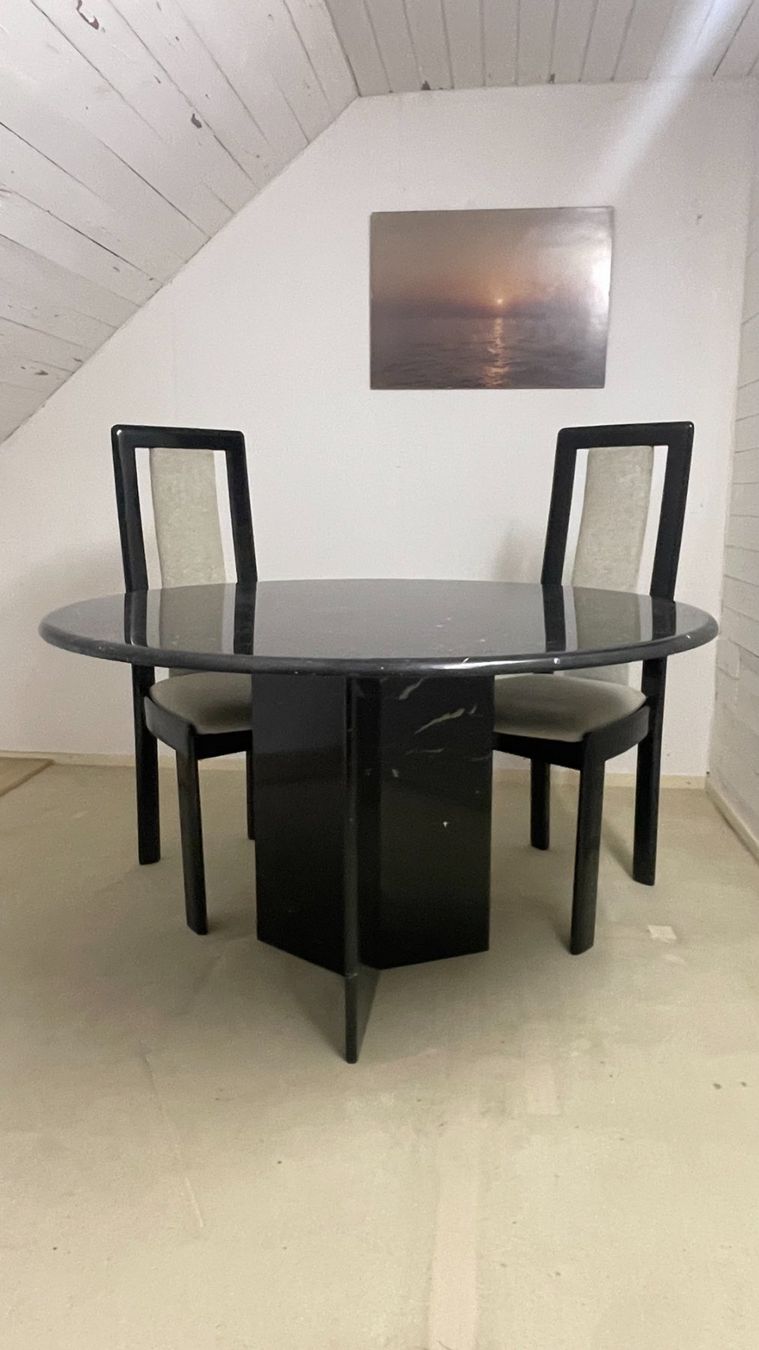 Set di tavolo e panche: Marmor-Tisch mit 4 Stühlen – Usato da Udligenswil venduto da Quarz2002 2