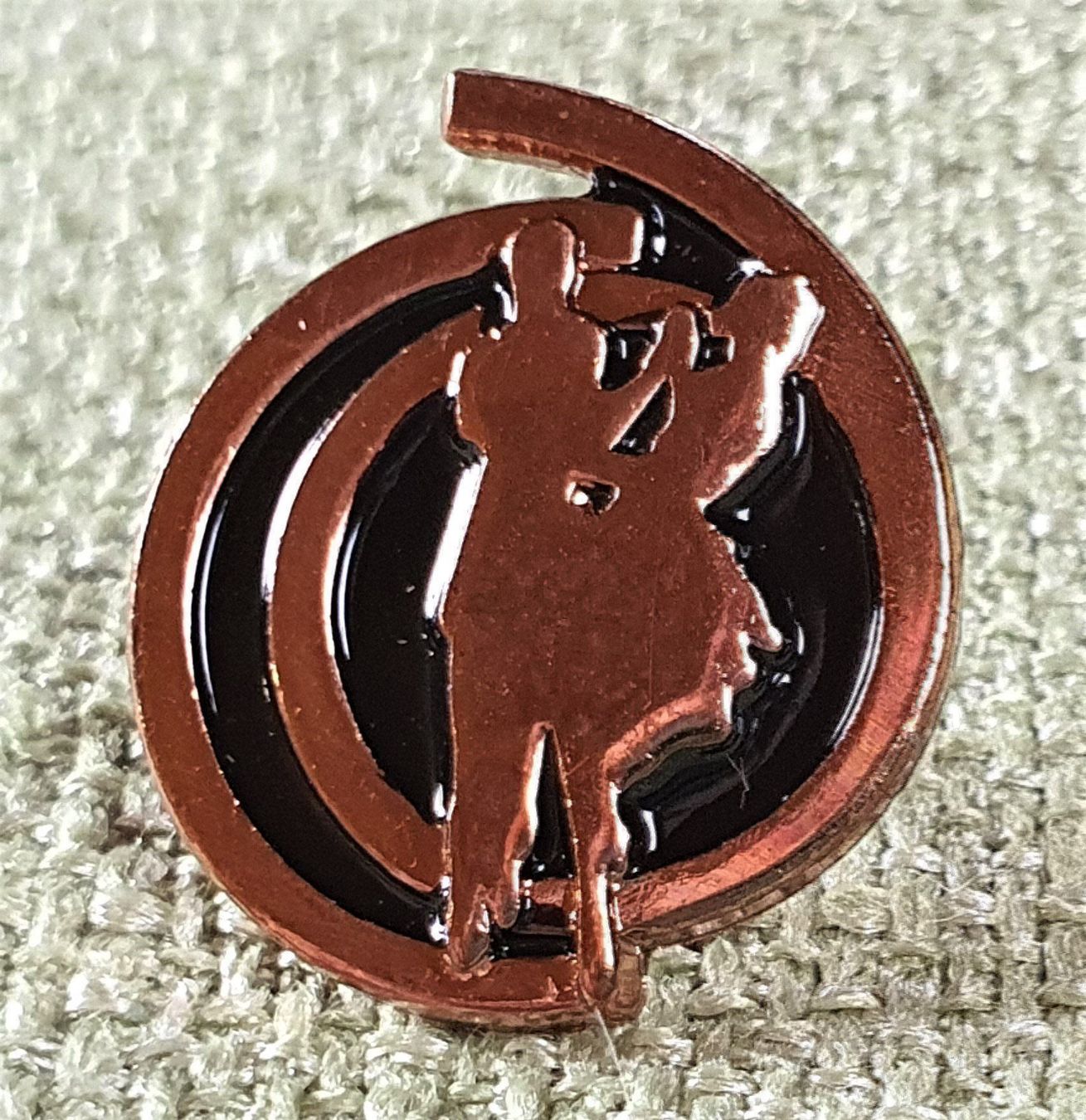 Ciondoli: E573 - Kunst Pin Bronze farbig Tanzpaar – Usato da Reinach BL venduto da Boston-Verkauf
