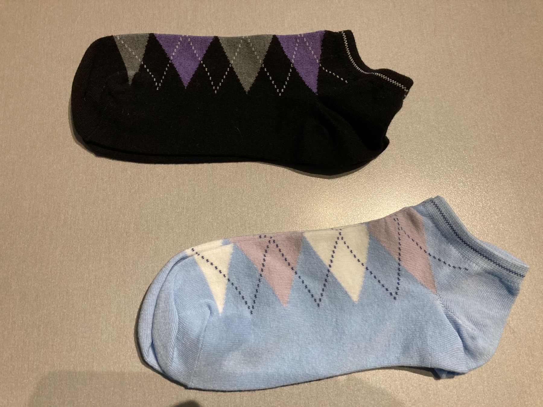Calze: 2 Paar Socken schwarz und hellblau – Nuovo (secondo la descrizione) da Obfelden venduto da miau68