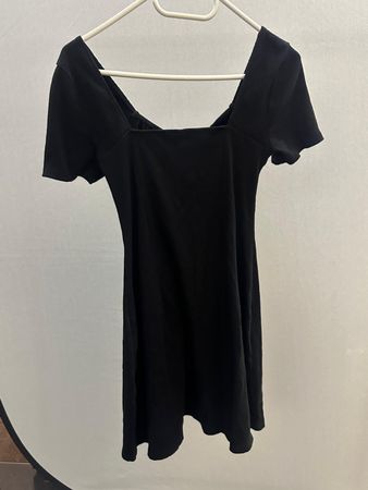 Schönes, kurzes, schwarzes Sommerkleid von Divided, M
