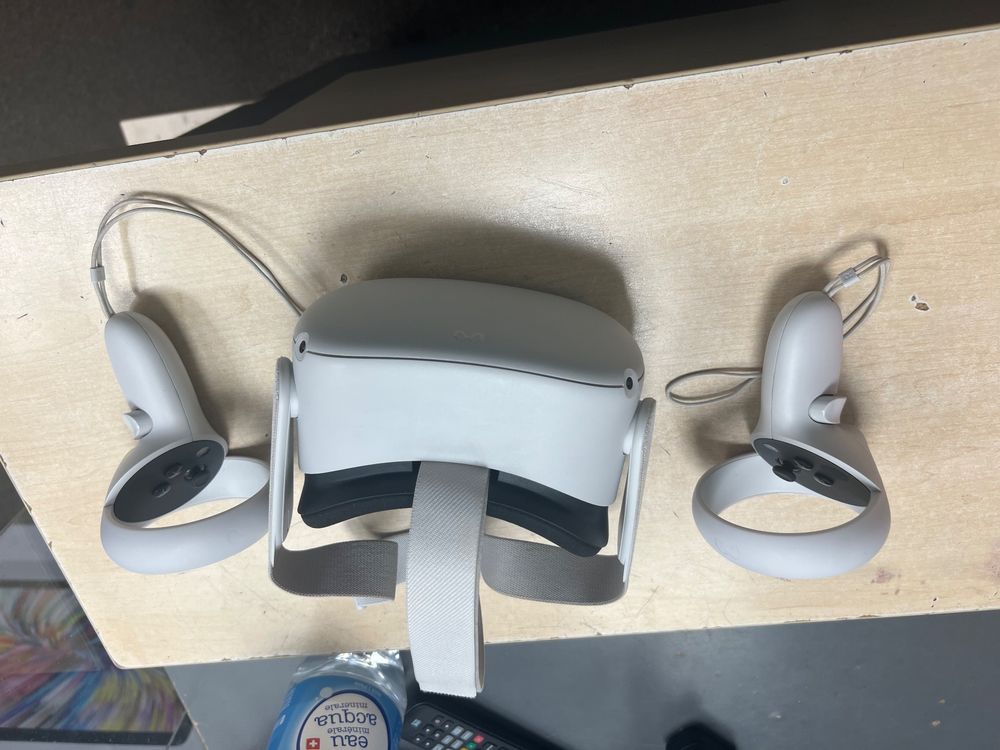 Oculus Quest 2 128GB mit 2 Kontroler und Ladekabel | Kaufen auf Ricardo